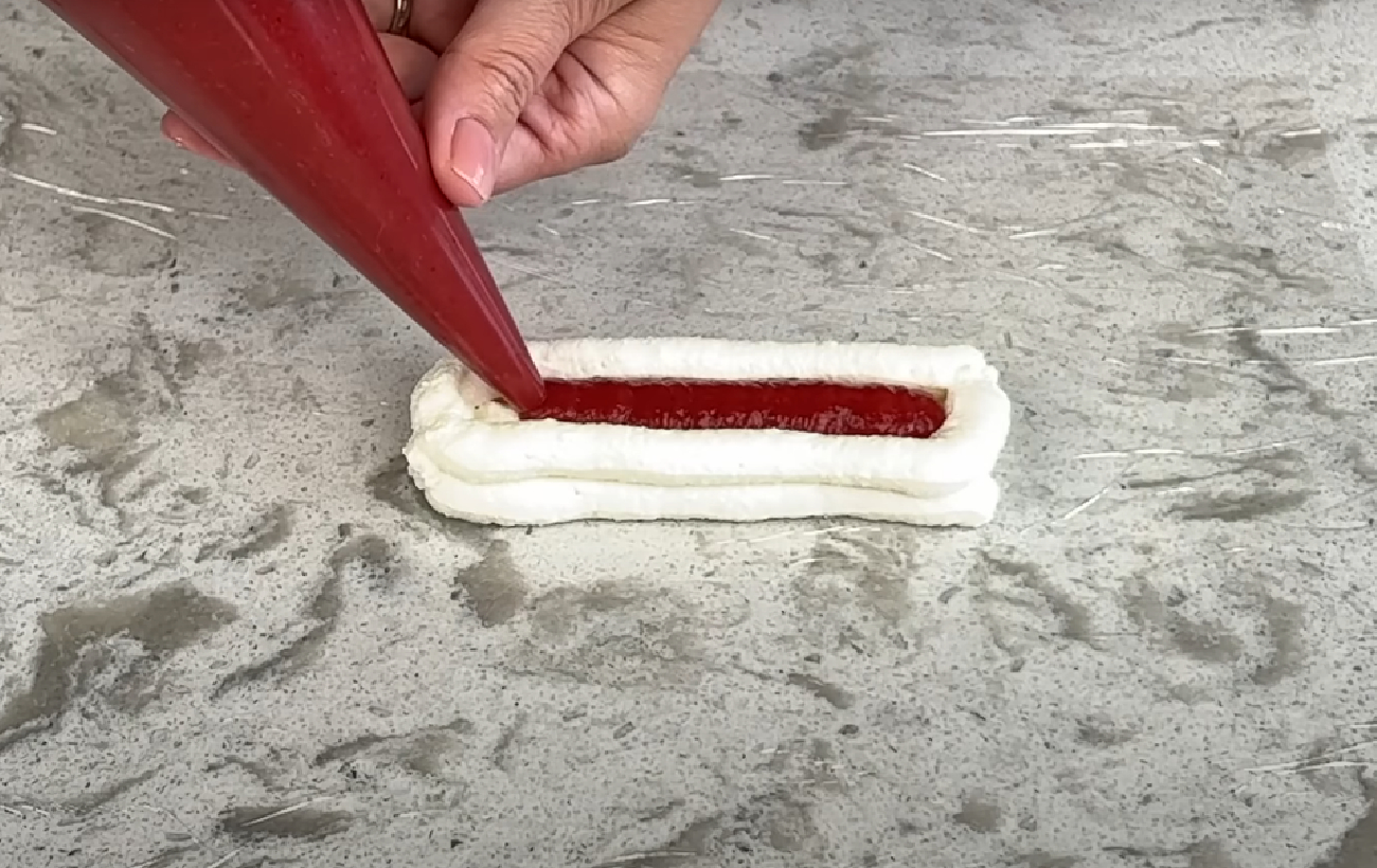 Глазуровані сирки з полуницею: рецепт смакоти з дитинства від Лізи Глінської з "МастерШеф"